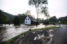 Záplavová vlna se přehnala 4. července obcí Veselé u České Kamenice.