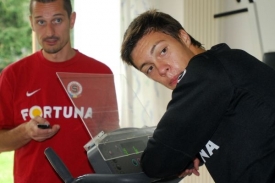 Fyzioterapeut René Kacián (vlevo) při tréninku Sparty.