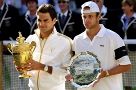 Vítěz Wimbledonu Roger Federer (vlevo) a poražený finalista Roddick.