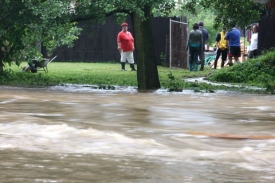Žena zmizela poté, co se pohybovala v místě povodně.
