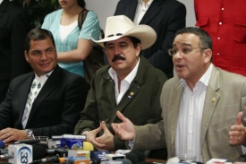 Manuel Zelaya (uprostřed) mezi svými. Prezidenti OAS ho podporují.