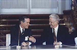 Takto se podepisoval druhý START (vlevo Bush starší a Boris Jelcin).