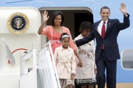 Obama vystupuje na moskevském letišti z Air Force One i s rodinou.