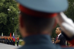 Barack Obama před hrobem neznámého vojína.