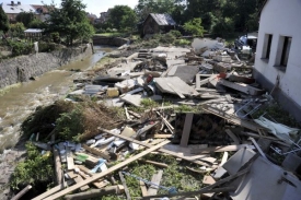 Následky ničivé povodně v Benešově nad Ploučnicí na Děčínsku.