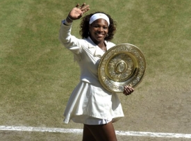 Americká tenistka Serena Williamsová s vítěznou trofejí ve Wimbledonu.