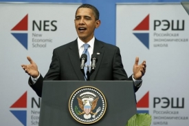 Obama řeční před absolventy Nové ekonomické školy v Moskvě.