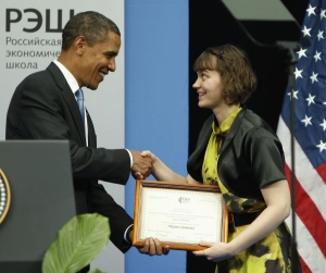 Obama pogratuloval před projevem nejúspěšnější studentce školy.