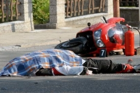 Na silnicích umírají motorkáři. Foto z tragické nehody v Jedovnicích.