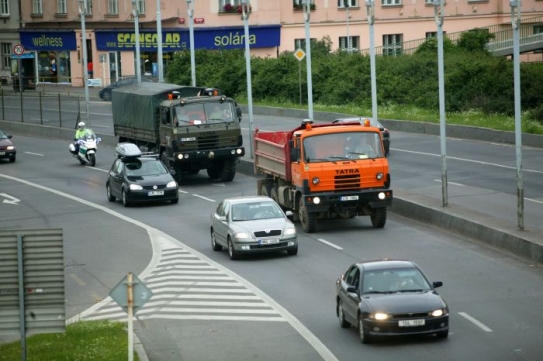 Hlučínský záchranný útvar vjíždí na Nuselský most v Praze. Hlučínský záchranný útvar vjíždí na Nuselský most v Praze.