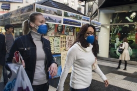 Strach z prasečí chřipky zůstává. V Buenos Aires roušky nesundavají.