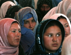 Afghánky už se o své obličeje nebojí. Za čádor jim je nerozbijí.