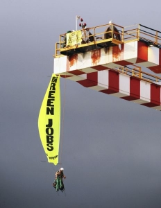 Aktivisté Greenpeace manifestují za zelenější zaměstnání...