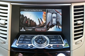 Osmiválcové Infiniti FX má ve standardní výbavě unikátní parkovací asistent se čtyřmi kamerami, zobrazující na displeji navigačního systému okolí vozidla.