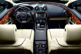 Kabina slibuje prvky očekávatelné v luxusních autech.