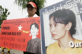 Barmští exulanti demonstrují v Koreji za propuštění Su Ťij.