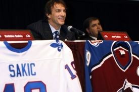 Joe Sakic s jedinými dvěma dresy, které v kariéře oblékal.