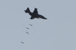 Gruzínský bitevník Su-25 bombarduje pozice Osetinců.