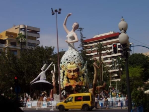 Krása pro plameny. Obří sochy v ulicích Alicante, červen 2009.