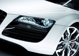 Desetiválcové Audi R8 jezdí po speciálních ráfcích a na cestu si svítí LED světlomety.