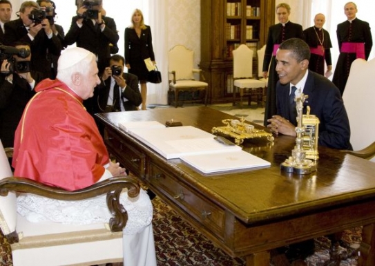 Obama věnoval papeži vzácnou štólu po Janu z Nepomoku.