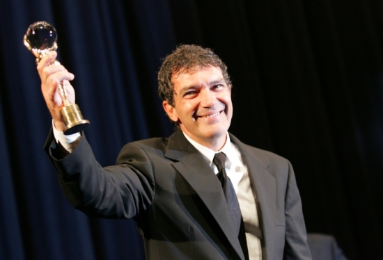 Antonio Banderas třímá cenu prezidenta festivalu.