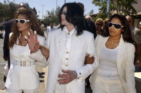 Jackson se svými sestrami Janet (vpravo) a La Toyou (vlevo).
