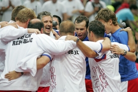 Čeští tenisté slaví postup do semifinále Davis Cupu.