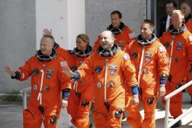 Posádka Endeavouru těsně před nástupem na palubu raketoplánu.