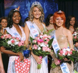 Vítězkou soutěže Miss Deaf World je Diana Kovtunová (uprostřed).