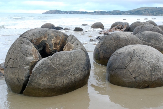 Moeraki boulders.