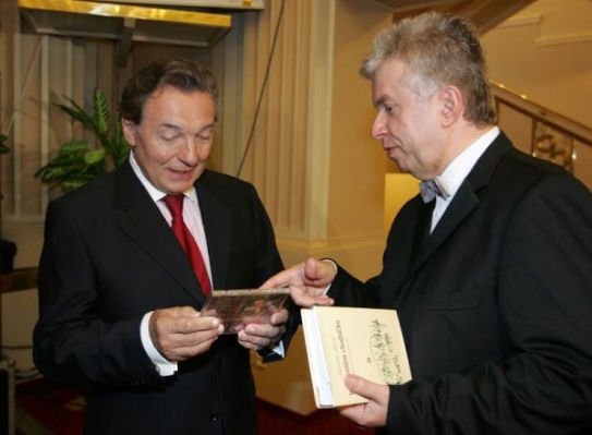 Houslista Svěcený předává Gottovi knihu s CD o Leoši Janáčkovi.