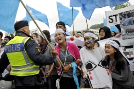 Protest proti zásahu Číny proti Ujgurům ve Stockholmu.