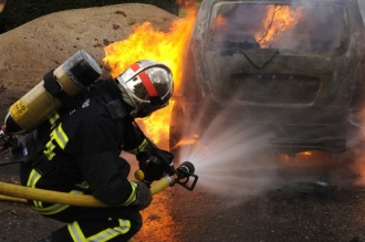 Francouzský hasič při práci. Ilustrační foto.