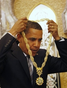 Obama dostal od saúdského krále zlatý řetěz.