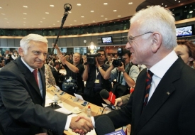 Jerzy Buzek se svým předchůdcem Hanse-Gertem Pötteringem.