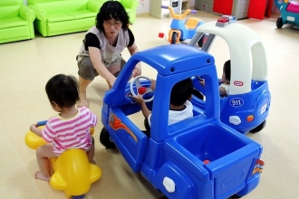 Severokorejské děti si zvykají na hračky, které dříve neznaly.
