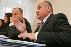 Kárnými žalobami šermují poslanci i šéf NKÚ František Dohnal.
