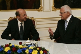 O vízech Klaus promluvil po setkání s rumunským prezidentem Baseskem.