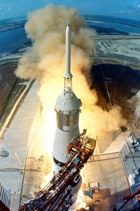 16. července 1969, 9.32 m&iacute;stn&iacute;ho času. Saturn V startuje.