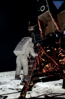 Aldrin sestupuje na povrch Měsíce, Armstrong fotí.