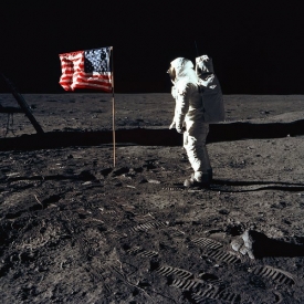 Vztyčení vlajky dalo astronautům docela zabrat.