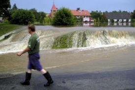 Voda se rozlila po loukách v blízkosti domů u Věchnova na Žďársku.