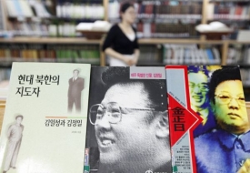 Knihkupectví v Pchjongjangu nabízejí množství knih o Kim Čong-ilovi