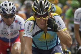 Proti zákazu používat vysílačky protestovala i hvězda Lance Armstrong.