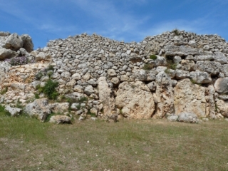 Mohutná kamenná zeď obklopující chrámy ve Ggantiji.