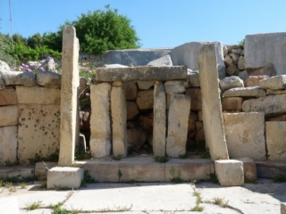 Opracované kamenné bloky v Tarxienu.