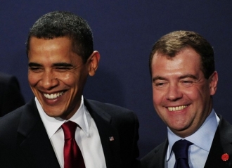 Úsměvy dvou prezidentů při návštěvě Medveděva ve Washingtonu.