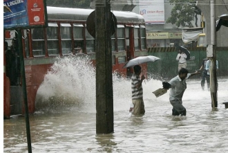 V Bombaji povodně situaci s pitnou vodou nijak nezlepšily.