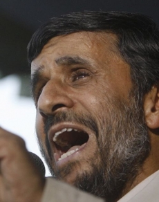 Současný prezident Mahmúd Ahmadínežád, cíl kritiky.